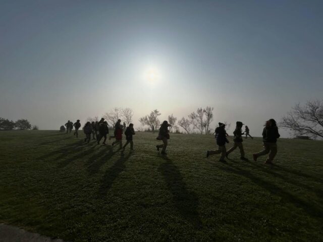 CACCIA 7-8 MARZO 🐺🌸

Lo scorso weekend il Branco “Colline di Seeonee” ha passato 2 giorni in caccia. Seguendo il filo conduttore del rispetto delle regole (su cui continueremo a lavorare), molte sono state le prede cacciate, come la capacità di cuoco di Pietro. 
Abbiamo imparato tanti nodi importanti, a partire da quello per allacciarsi le scarpe. Il tutto, ovviamente, giocando!
Il meteo clemente ci ha permesso non solo di passare tanto tempo all’aria aperta ma anche di vivere finalmente un vero fiore rosso.
Anche i cuccioli si stanno ambientando e di questo i VVLL sono molto molto contenti.

Quali nuove avventure attenderanno i lupetti? Lo scopriremo presto 😎

#BrancaL #CNGEI #scout
