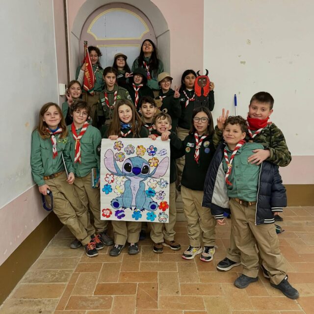 Nel lungo weekend dal 2 al 4 gennaio, il Branco “Colline di Seeonee” ha vissuto la sua Caccia invernale presso la Villa Bassa Prelato di Fano (PU). 
Un curioso e dispettoso alieno di nome Stitch è atterrato in mezzo al loro terreno di caccia e i lupetti e le lupette lo hanno aiutato a imparare come comportarsi con gli altri, gestire le proprie emozioni e soprattutto capire che cosa significa “famiglia”.
Condividiamo quindi anche con voi qualche momento della nostra “Ohana” 🫂
Un grazie speciale alla @compagniaquilasolitaria che ci ha sfamato e coccolato ♥️

#CNGEI #BrancaL #LiloeStitch