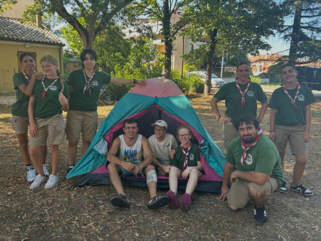 Ieri pomeriggio, i ragazzi di Fondazione A.R.C.A (Autismo, Relazioni, Cultura e Arti) sono stati accolti da alcune esploratrici della Sezione Scout CNGEI di Senigallia che, insieme ai loro Capi, hanno insegnato come montare una tenda per passare una notte in campeggio. Una competenza pratica ed un’ottima occasione di socializzazione.

C’è stata poi una merenda insieme nei giardini e una visita agli spazi della sede di Via Stradone Misa 90.

È stata davvero una bella esperienza che speriamo di poter ripetere. Grazie a tutti per averla resa possibile!

#scout #estate @cngei #autonomia
