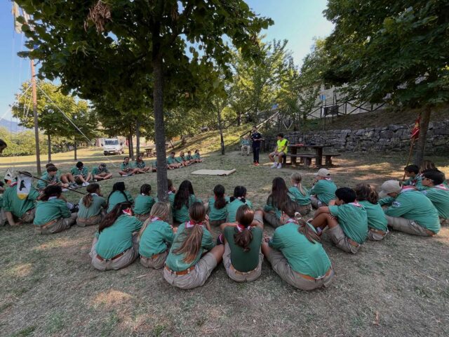 CAMPO ESTIVO 2025

Dal 10 al 17 agosto il Branco e fino al 20 il Reparto, “Fornara” ci ha accolti un’altra volta per vivere la nostra avventura estiva.

I lupetti/e hanno giocato nel mondo di “Toy Story” mentre il Reparto ha imparato a diventare un ninja buono come Naruto.

Non solo! Questo campo è stato un po’ speciale perché ha aderito a “Anch’io sono la Protezione Civile”, progetto del Dipartimento per sensibilizzare sulla tutela dell’ambiente e la gestione delle situazioni emergenziali.

Grazie a tutti i ragazzi/e, adulti/e genitori che hanno reso possibile questa esperienza! Il modo perfetto per lanciarci verso il nostro 40º anno…

#CNGEI #campoestivo #scout #scoutismo