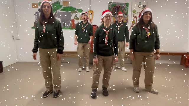 “Balla coi [vecchi] lupi”

La magia del Natale é potente ma non é bastata a renderci dei ballerini provetti. Però ci siamo divertiti e speriamo che anche voi lo farete guardandoci!

Buon Natale di cuore 🎄🎅🏼

Un ringraziamento speciale a @ci_ci_bizzarreadventures per le riprese senza dita davanti alla telecamera 

#scout #Natale #AllIWantForChristmasIsYou