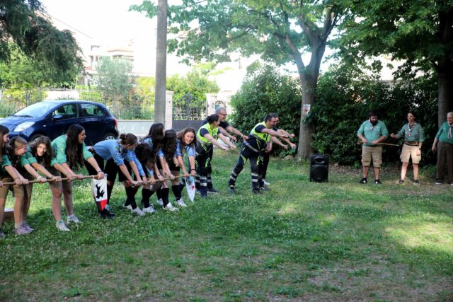 INCONTRI SCOUT 2026 - 40ª EDIZIONE 🏕️

Sabato 30 maggio si è conclusa l’edizione annuale degli “Incontri scout”. Oltre 30 giovani hanno avuto l’occasione di conoscerci e provare il nostro mondo.

Vogliamo fare dei ringraziamenti speciali:
- ai @falchi_della_rovere_odv per aver accettato la nostra proposta e aver offerto ai nostri ragazzi/e delle attività di scoperta e sensibilizzazione sulla gestione delle emergenze
- al Sindaco @massimoolivetti per aver accolto l’invito a presenziare alla cerimonia di chiusura e per la donazione da parte del Comune di due batterie per le nostre pattuglie
- al @consiglio.regionale.marche per aver concesso il patrocinio a questa nostra tradizionale iniziativa volta a promuovere lo scoutismo nella nostra zona

Alla cerimonia hanno partecipato anche le guide della Squadriglia Gabbiani degli @scoutagesciancona1 che hanno pernottato presso la nostra sede e intervistato i nostri Capi Unità per la loro missione 🩵

Ora ci rimane solamente un sabato prima di buttarci a capofitto nell’estate e nella preparazione del campo estivo!

#scoutismo @cngei